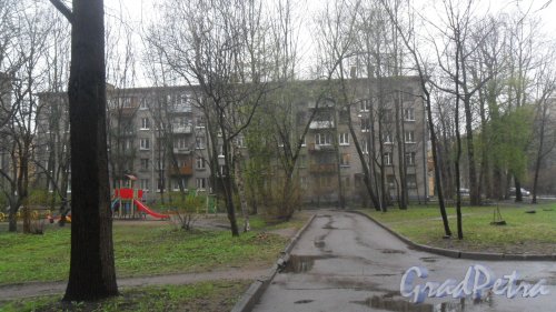 Проспект Пархоменко, дом 27, корпус 1. 5-этажный жило дом серии 1-528кп 1964 года постройки. 3 парадные, 60 квартир. Фото 28 апреля 2016 года.