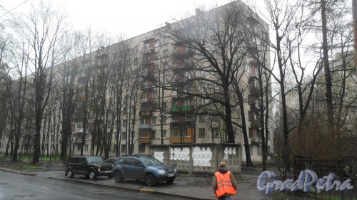 Проспект Пархоменко, дом 26. 9-этажный жилой дом серии 1-528кп41 1971 года постройки. 4 парадные, 231 квартира. Фото 28 апреля 2016 года.