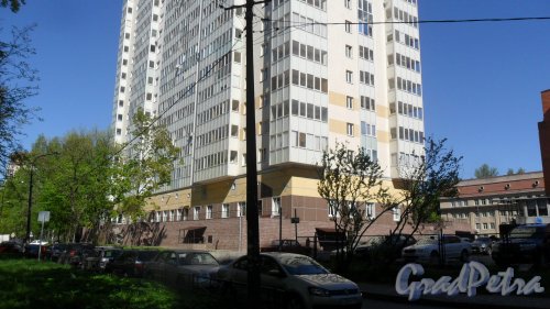 Проспект Пархоменко, дом 34. Вид дома с проспекта Пархоменко и часть проспекта перед домом. Фото 12 мая 2016 года.