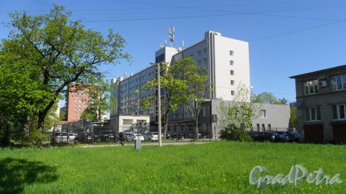 Проспект Тореза, дом 36. Гостинично-ресторанный комплекс "Спутник", 457-0-457. Вид комплекса со двора. Фото 12 мая 2016 года.