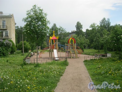 Среднеохтинский пр., дом 1, корпус 3. Детская площадка перед домом. Фото 26 мая 2016 г.