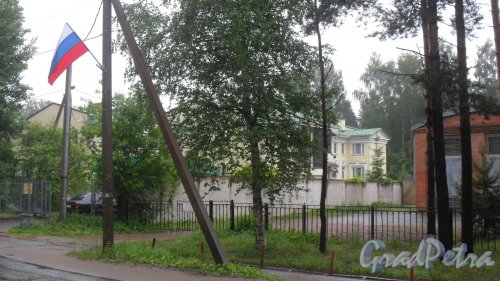 Всеволожск, Октябрьский проспект, дом 104. Вид таунхауса со стороны дома 102. Фото 12 июня 2016 года.