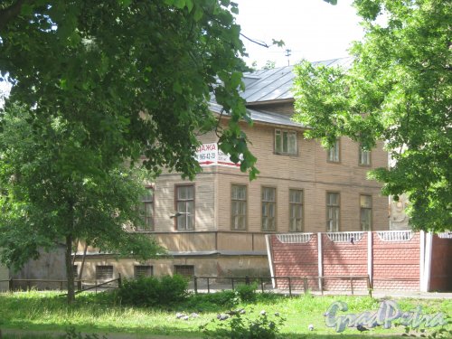 Старо-Петергофский пр., дом 9, литера А. Вид со стороны дома 3-5. Фото июнь 2012 г.