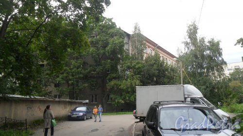 2-й Муринский проспект, дом 3, литер А. Вид дома со двора. Фото 26 августа 2016 года.