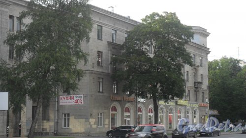 Проспект Энгельса, дом 34. 4-этажный жилой дом в стиле сталинского неоклассицизма 1953 года постройки. Фото 26 августа 2016 года.
