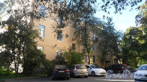 Проспект Энгельса, дом 44, корпус 2. 3-этажный жилой дом 1950 года постройки. 2 парадные, 18 квартир. Фото 13 сентября 2016 года.