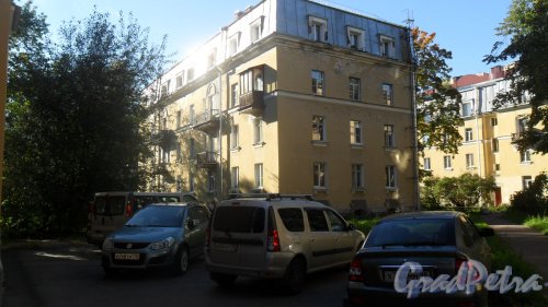 Ярославский проспект, дом 20. 4-этажный жилой дом 1952 года постройки. 2 парадные, 20 квартир. Вид дома со двора. Фото 13 сентября 2016 года.