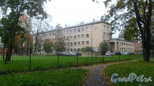 Проспект Пархоменко, дом 17. Вид здания со двора. Фото 21 сентября 2016 года.