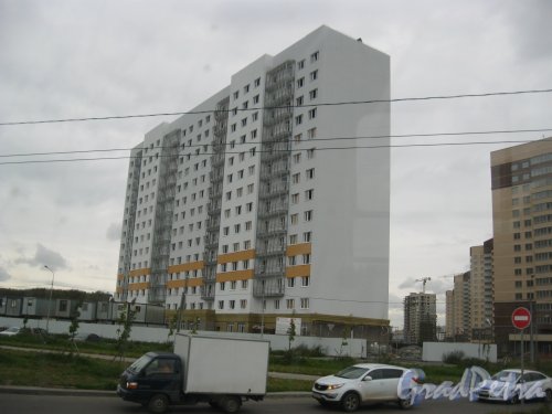 Дальневосточный пр., дом 4, корпус 1, литера А (ориентировочный адрес). Общий вид строящегося здания. Фото 15 сентября 2016 г.