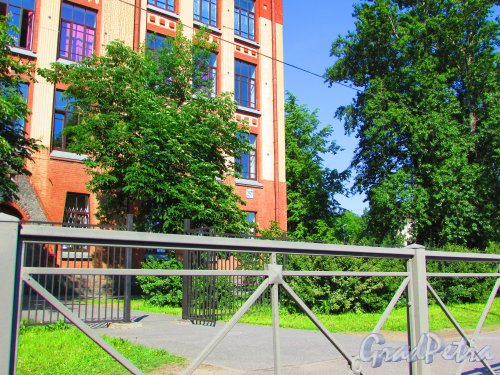 проспект Обуховской Обороны, дом 257, литера А. Табличка с номером здания. Фото 3 июня 2016 года.