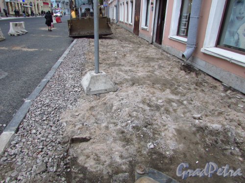 Замена тротуара у дома №5 по Суворовскому проспекту. Фото 17 октября 2016 года.