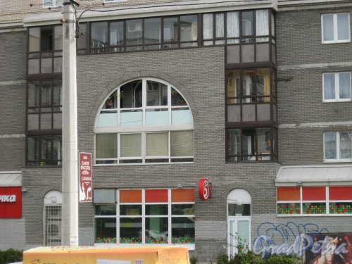 пр. Солидарности, дом 14, корпус 1. Фрагмент нижней части фасада здания. Фото 13 августа 2016 г.