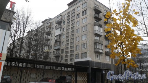 Заневский проспект, дом 43. 9-этажный жилой дом серии 1-ЛГ606 1965 года постройки. 5 парадных, 171 квартира. Фото 2 ноября 2016 года.