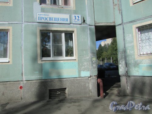Пешеходный проход между домом 32, корп. 2 по проспекту Просвещения, дом 32 и домом 5, корп. 4 по улице Шостаковича. Фото 31 августа 2016 года.