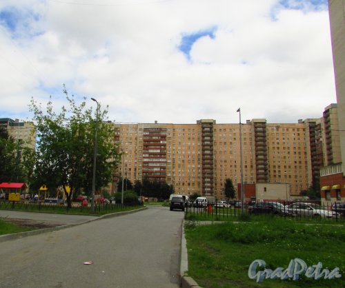 Ленинский проспект, дом 92, корп. 3. Вид с улицы Котина. Фото 9 июля 2016 года.