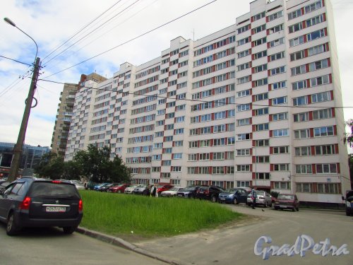 проспект Стачек, дом 101, корп. 1. Фасад жилого дома со стороны улицы Маршала Казакова. Фото 9 июля 2016 года.