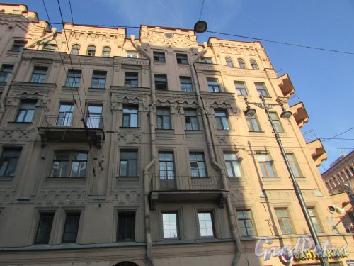 Московский проспект, дом 63. Фрагмент фасада угловой части здания. Фото 22 августа 2016 года.