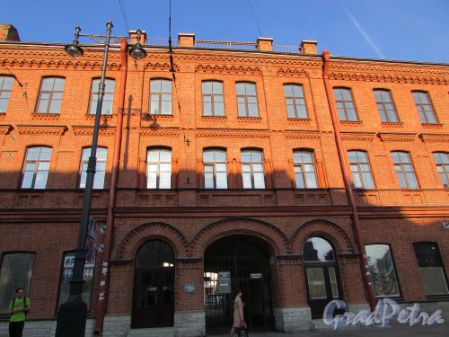 Московский проспект, дом 55. Общий вид фасада здания бани после реставрации. Фото 22 августа 2016 года.
