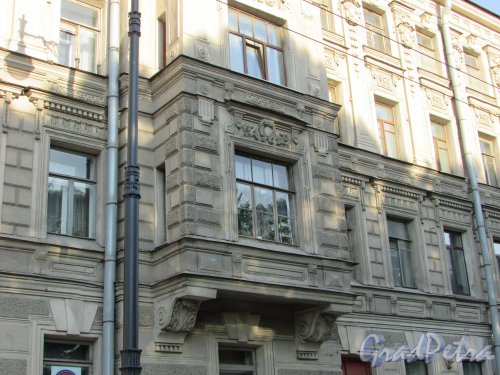 Московский проспект, дом 41. Эркер в центральной части здания. Фото 22 августа 2016 года.