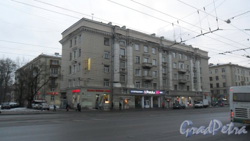 Заневский проспект, дом 13. 5-этажный жилой дом 1940 года постройки. 3 парадные, 25 квартир. Фото 14 декабря 2016 года.