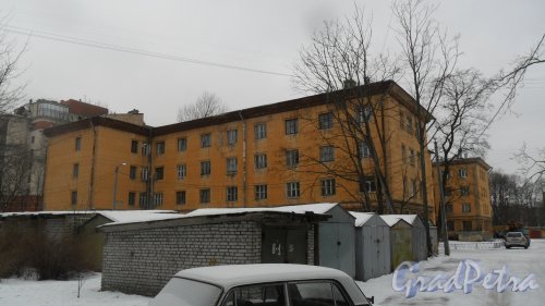 Институтский проспект, дом 4, корпус 3. Вид общежития со стороны гаражей. Фото 1 февраля 2017 года.