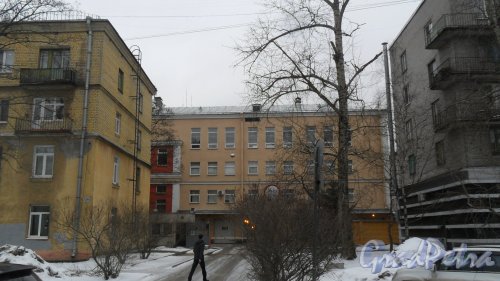 Проспект Пархоменко, дом 14. Вход и въезд в здание со стороны проспекта. Фото 1 февраля 2017 года.