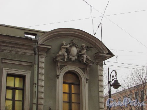 Литейный проспект, дом 17-19, литера А. Путти на правой части фасада особняка П. А. Урусова. Фото 4 февраля 2017 года.