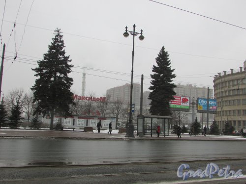 Московский проспект, дом 131, литера Е. Общий вид гипермаркета «Максидом». Фото 4 февраля 2017 года.