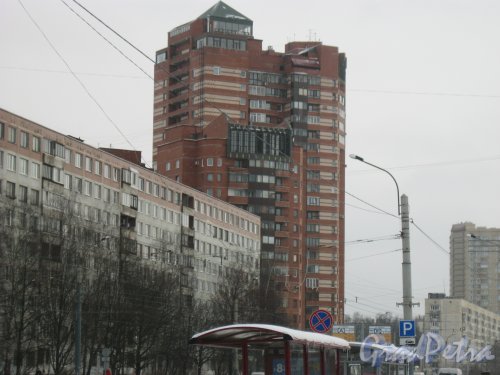 пр. Луначарского, дом 76, корпус 2. Общий вид здания с нечётной стороны улицы. Фото 27 февраля 2016 г.