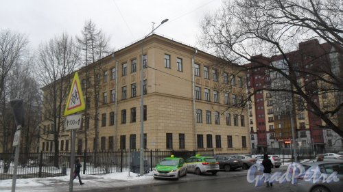Проспект Энгельса, дом 42. 4-этажное административное здание. Колледж туризма Санкт-Петербурга. Вид здания со стороны Удельного проспекта. Фото 18 февраля 2017 года.
