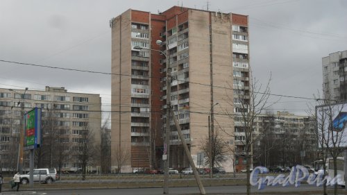 Богатырский проспект, дом 11. 15-этажный жилой дом серии Щ-9378/23К 1982 года постройки. 1 парадная, 28 квартир, 292 комнаты. Фото 15 марта 2017 года.