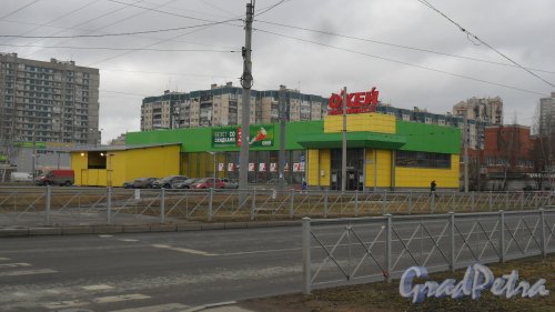 Проспект Испытателей, дом 27, литер А. Супермаркет О,Кей, okmarket.ru. Фото 15 марта 2017 года.