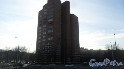 Коломяжский проспект, дом 32 / аллея Котельникова, дом 2. 16-этажный жилой дом 1988 года постройки. 1 парадная, 69 квартир. Фото 9 апреля 2017 года.