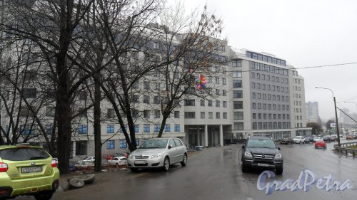Коломяжский проспект, дом 33. Бизнес-центр «Содружество». Вид здания с Солунской улицы. Фото 21 апреля 2017 года.