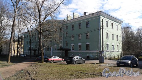 Красное Село, проспект Ленина, дом 92, корпус 2. 3-этажный жилой дом 1956 года постройки. 2 парадные, 4 квартиры, 36 комнат. Фото 27 апреля 2017 года.
