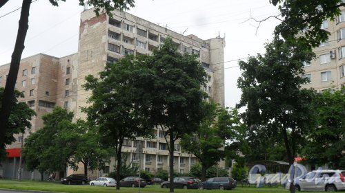 Проспект Непокоренных, дом 6, литер А. 12-этажный жилой дом 1974 года постройки. 2 парадные, 168 квартир. Фото 15 июля 2017 года.