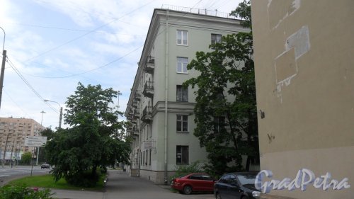Проспект Непокоренных, дом 13, корпус 1. 5-этажный жилой дом 1957 года постройки. 5 парадных, 66 квартир. Фото 15 июля 2017 года.