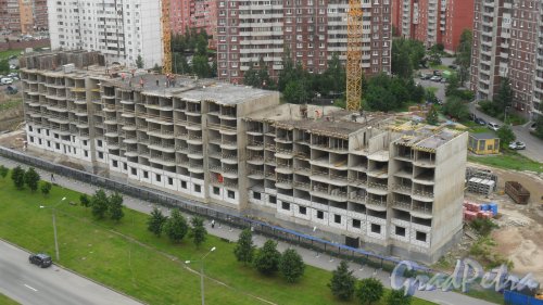 Новоколомяжский проспект, участок №1. Строительство дома идет семимильными шагами. Фото 19 июля 2017 года.