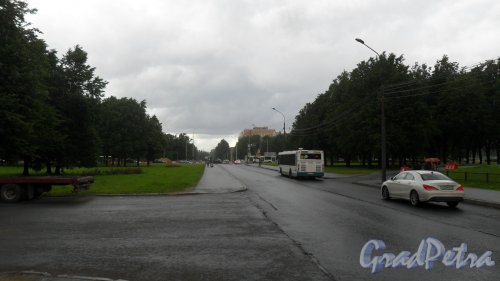 Меншиковский проспект. Панорама проспекта от гостиницы «Меншиковская» в сторону улицы Верности. Фото 19 июля 2017 года.