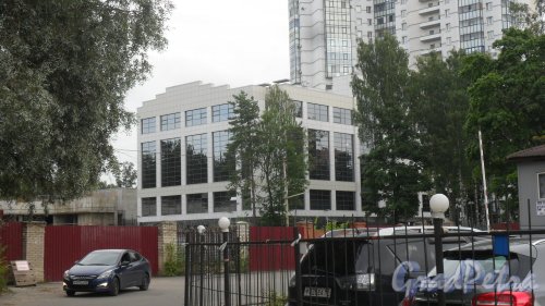 Проспект Тореза, дом 114, корпус 2. Вид здания Фитнес клуба «OLYMP-Велотрек» со двора. Фото 21августа 2017 года.