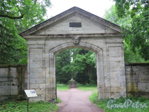 Парк Сильвия (Гатчина). Сильвийские ворота, 1794-97, арх. В. Бренна. фото июль 2015 г