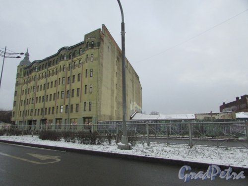 Лиговский проспект, дом 275, корпус 1, литера А. Общий вид здания общежития. Фото 6 декабря 2017 года.