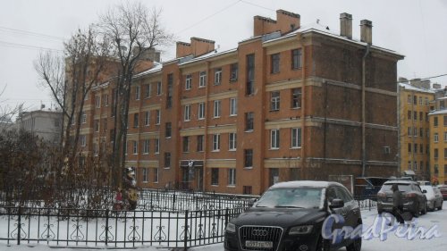 Старо-Петергофский проспект, дом 41. 4-5-этажный жилой дом 1930 года постройки. 8 парадных, 56 квартир. Вид дома со двора. Фото 21 декабря 2017 года.