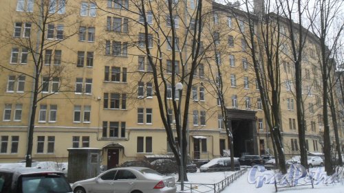 Проспект Стачек, дом 55. Вид дома со двора. Фото 21 декабря 2017 года.