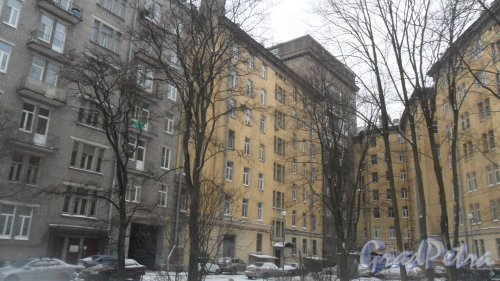 Проспект Стачек, дом 55. Вид дома со двора. В центре 10-этажная доминанта Комсомольской площади. Фото 21 декабря 2017 года.