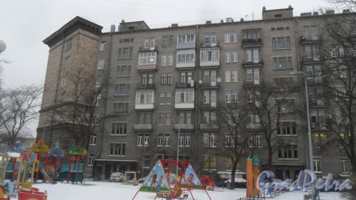 Проспект Стачек, дом 55. Вид дома со двора. Северная часть здания более поздней постройки, неоштукатуренный фасад. Фото 21 декабря 2017 года.