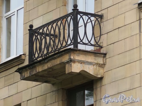 Кондратьевский пр., д. 57. Балкон. фото июль 2015 г.