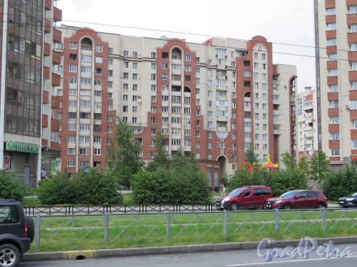 Кондратьевский пр., 62 корп. 3.  16-этажный жилой дом. Общий вид фасада с Кондратьевского пр. фото июль 2015 г.