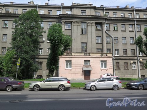 Левашовский пр., д. 3. 5-ти этажный жилой дом, 1939. Центральная часть фасада. фото июль 2015 г.