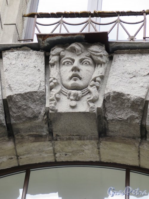 Большой пр., П.С., д. 74. Доходный дом А. А. Антоновой, 1912-13. Замковый камень над окном центрального портала. фото июль 2015 г.